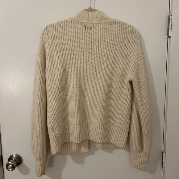 SOLD 🔴 Gap Chunky V Neck Cream Cardigan - Picture 2 of 5